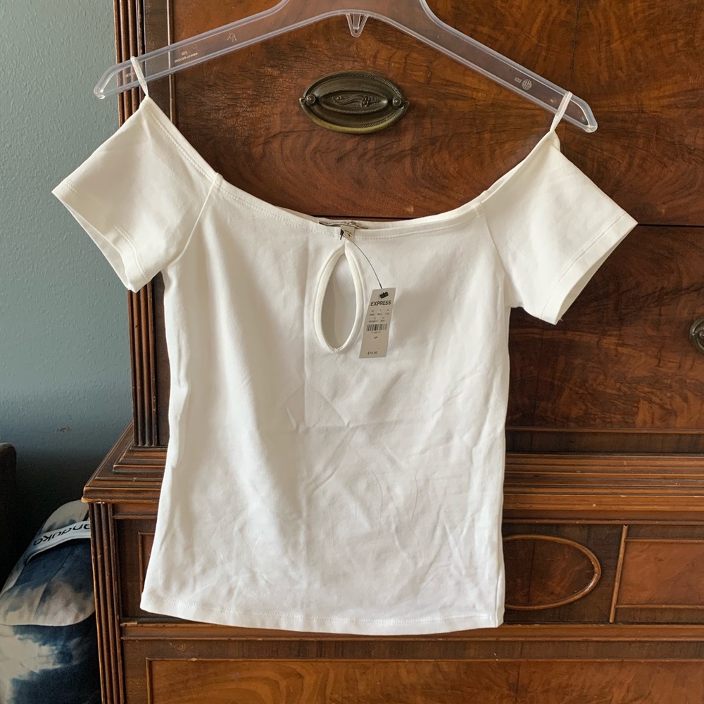 🕊White Fitted Off-Shoulder Tee with Keyhole🕊